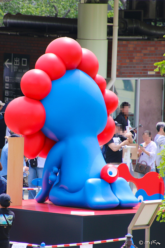 いらっしゃいミャクミャクの後ろ姿