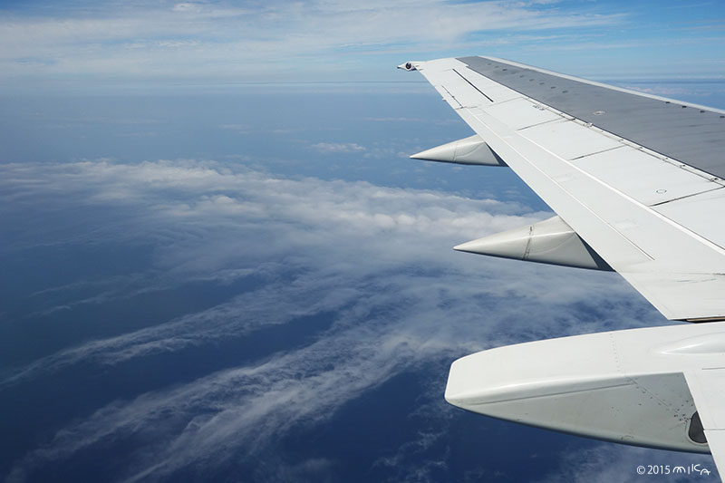 飛行機後方からの青空