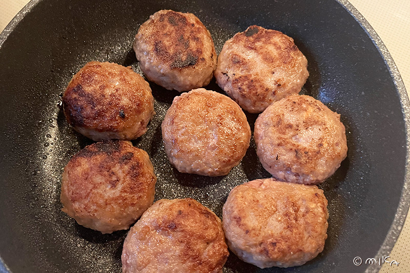 肉だねを焼く