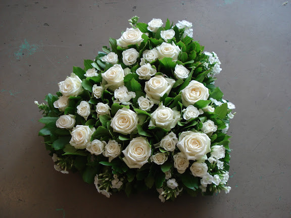 Cœur de fleurs blanches 180 €