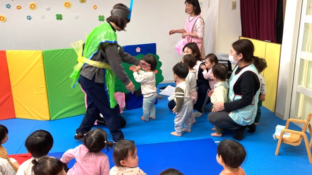 みんなでお雛様のお花を飾ります