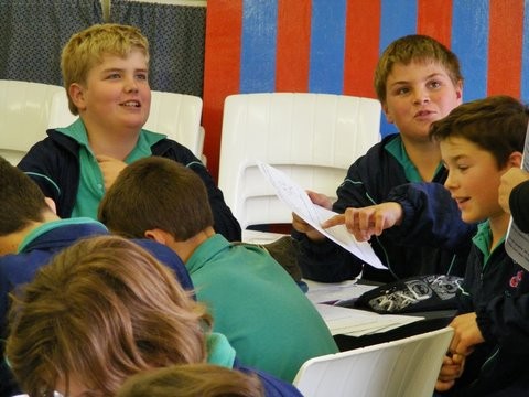 Karakters word ontwikkel gedurende 'n skoolbesoek.
