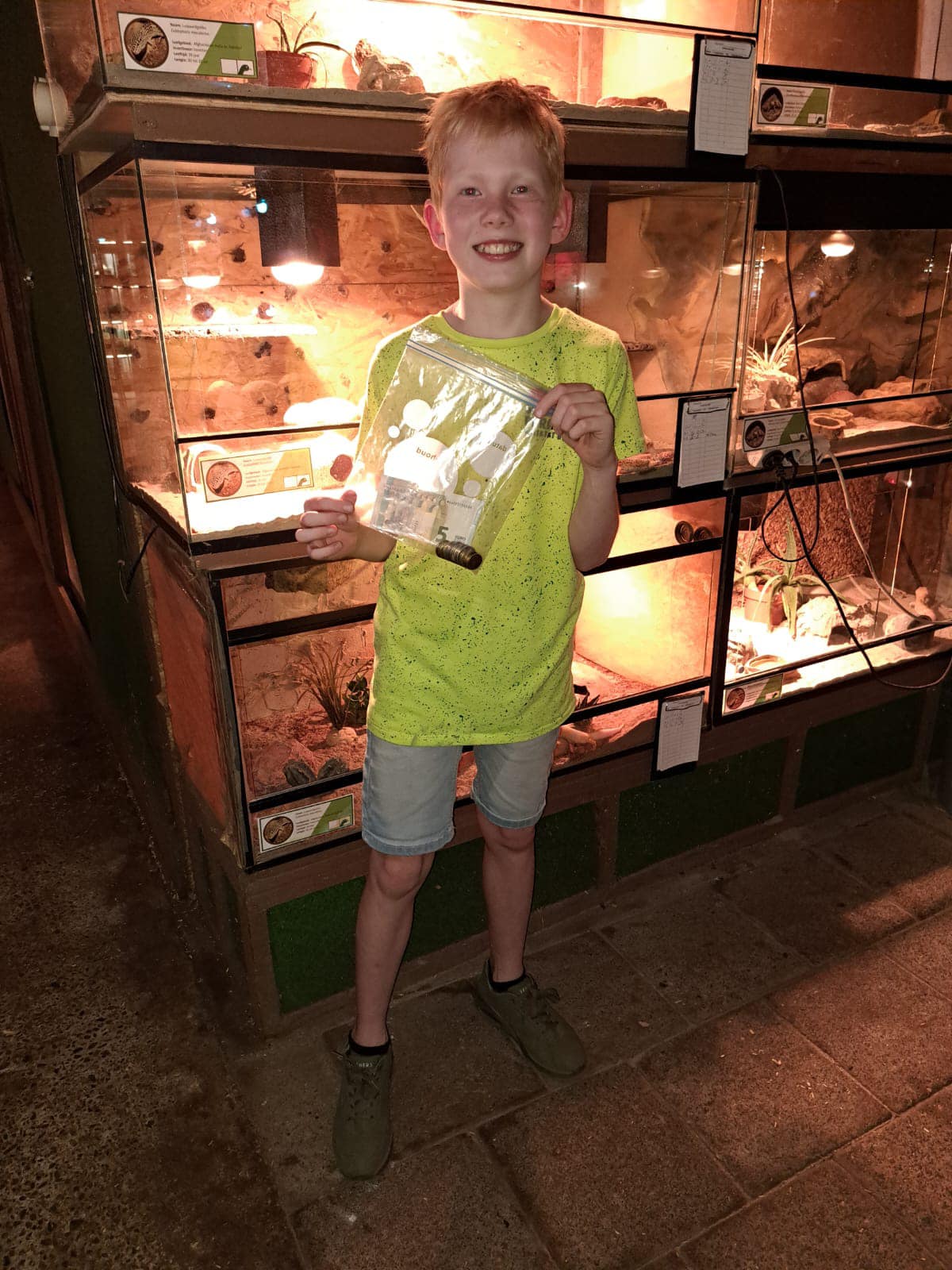 Jake heeft statiegeldflessen in de buurt opgehaald en ingeleverd bij de supermarkt. Hij heeft hiermee €15,30 opgehaald. (2024) 