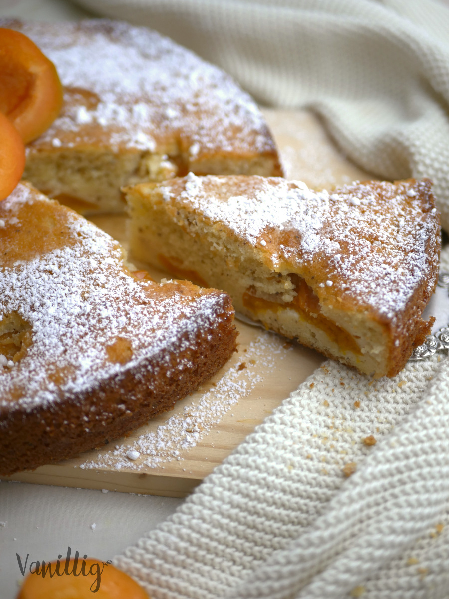 Einfacher Aprikosenkuchen mit Schmand