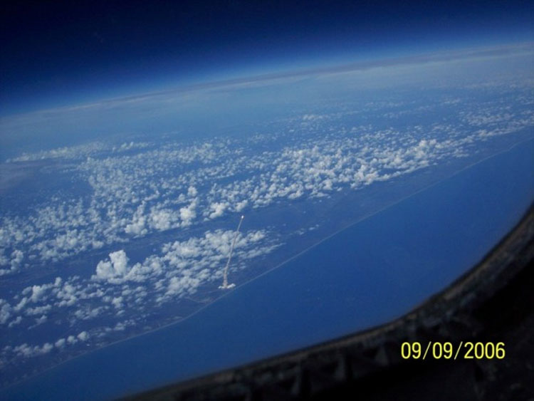 Despegue lanzadera espacial visto desde el espacio
