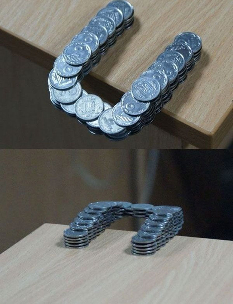 Monedas apiladas sobre mesa sin pegamento