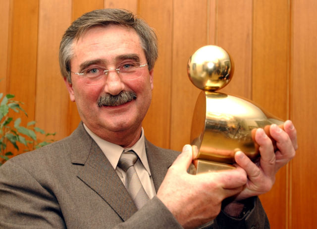 Preisträger Rolf Linsler mit "Goldener Ente"