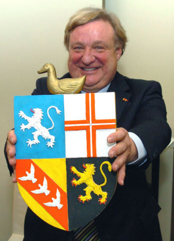 Olivier Kirsch mit Geschenk für die LPK