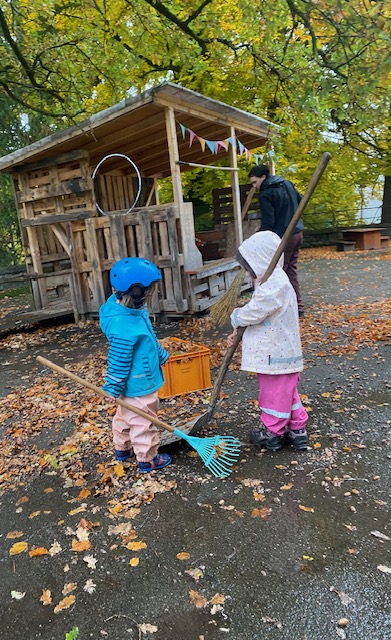 Balayer les feuilles dans le Velohof - Laub wischen im Velohof