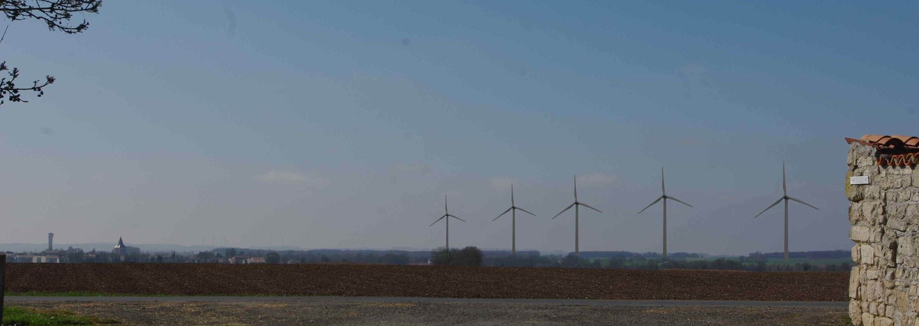 Villeneuve la Comtesse (nord ouest).  Les sept éoliennes seront à partir de 700m  du hameau des La Brousse
