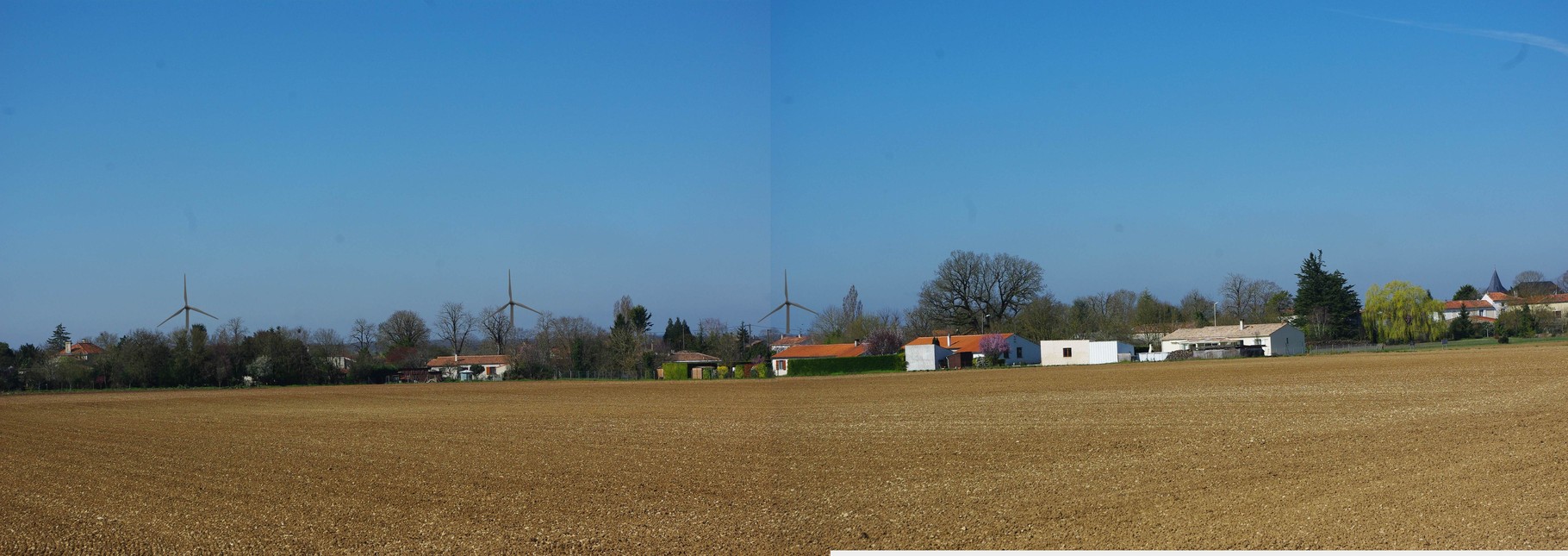 Villeneuve la Comtesse (est).  Les sept éoliennes à l' ouest du village.