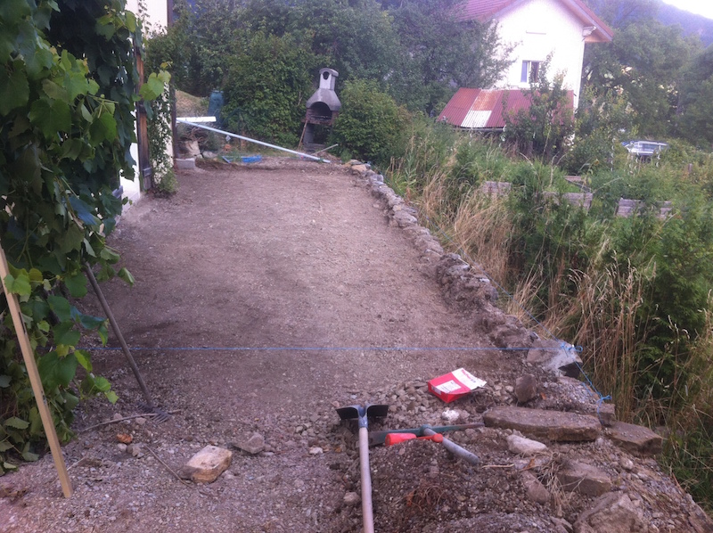 Un peu de terrassement afin de donner un semblant de planéité