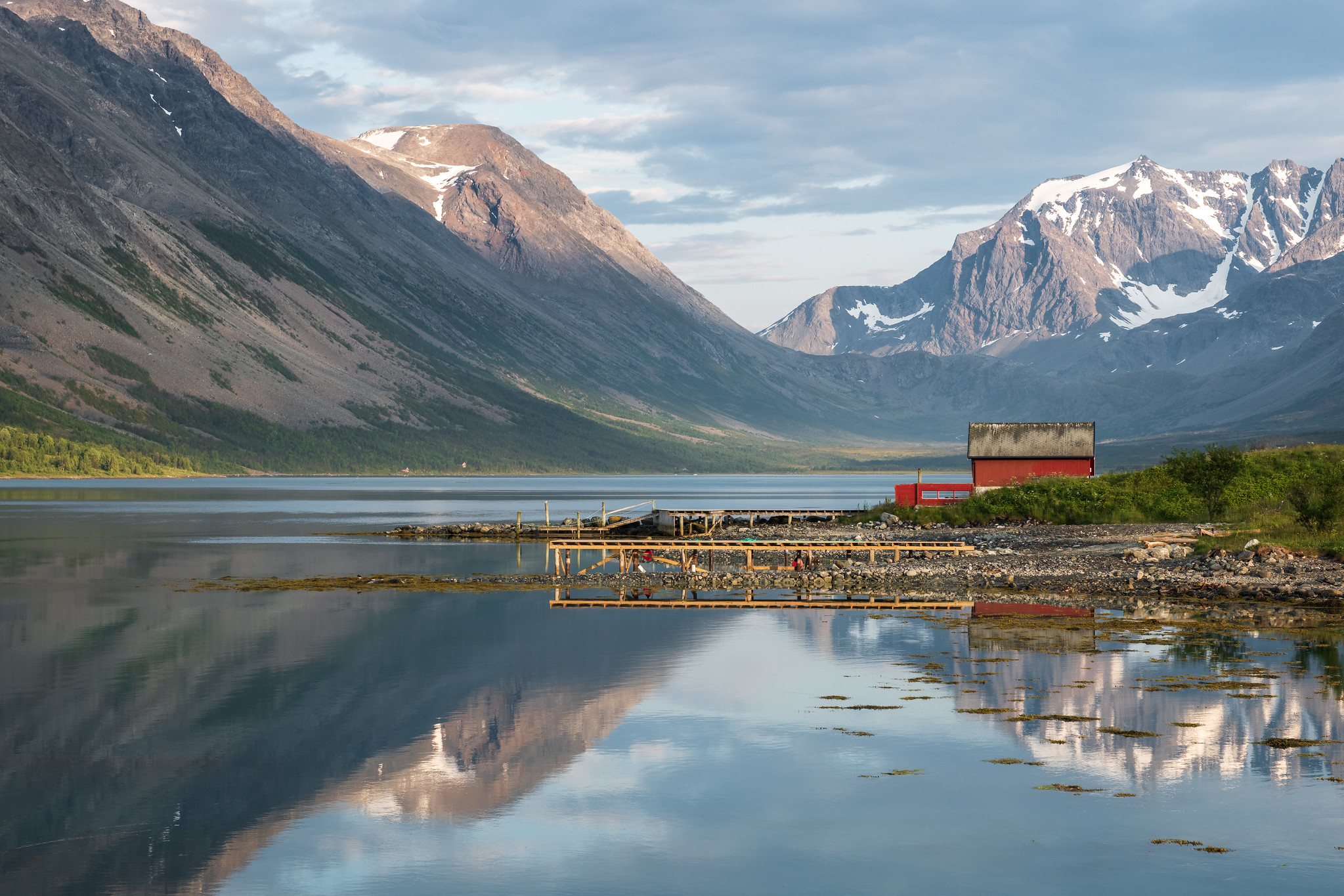 Wundervolle Spiegelung im Fjord bei Nordlenangen