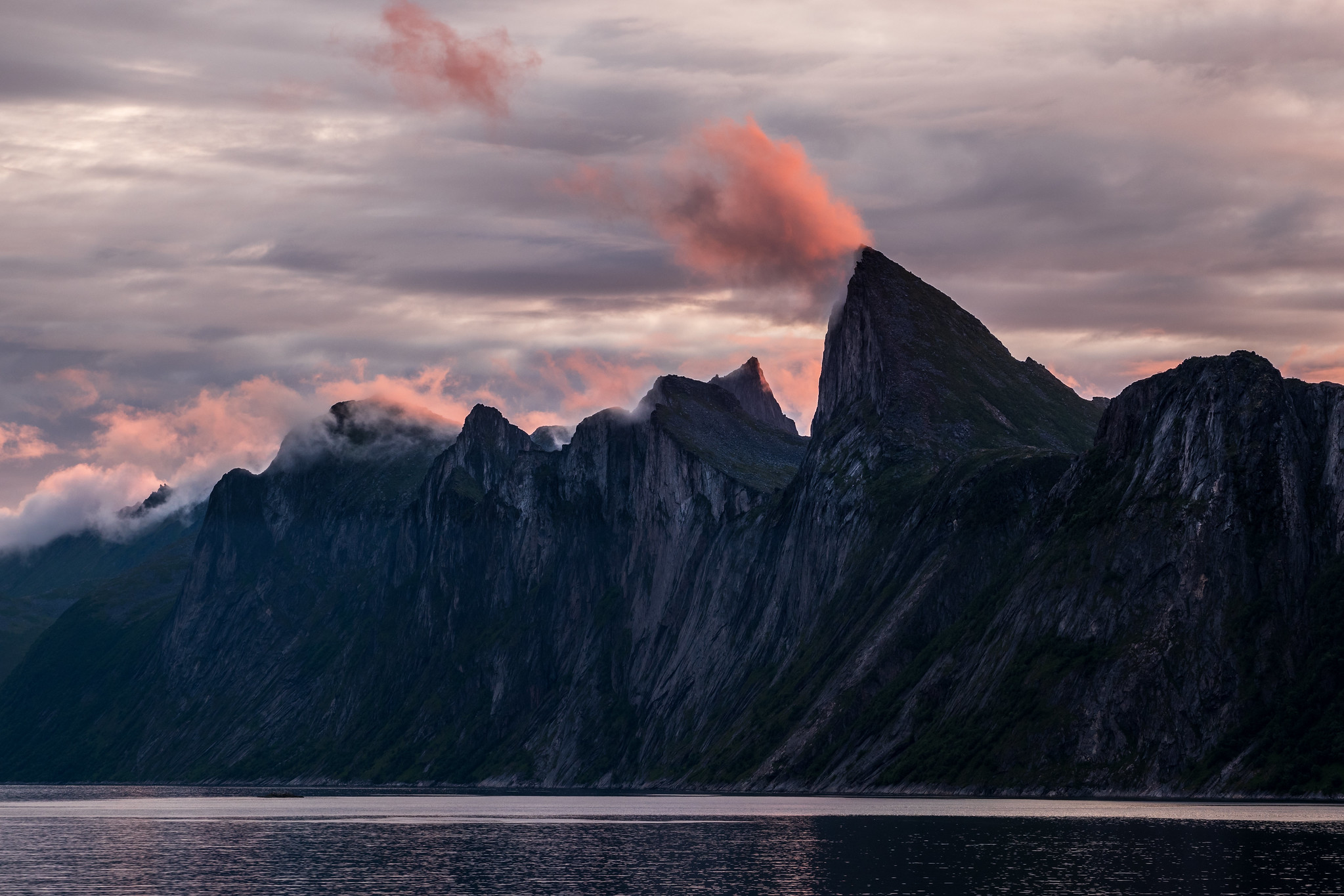 Eine Fjordkante wie mit dem Brotmesser abgeschnitten