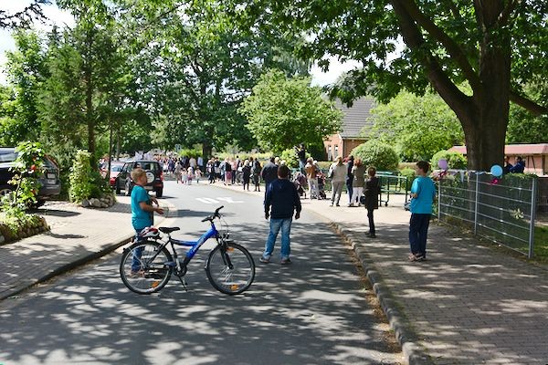 Die Ehemaligen sperren die Straße.