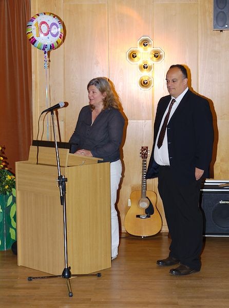 Die Schulelternbeirätin Frau Kober und der Vorsitzende des Schulvereins Herr Göttsch machen es schwungvoll.