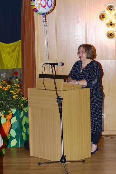 Die Schulrätin Frau Schuldt erinnert an die schwierigen Zeiten der Schule und hofft auf gute.