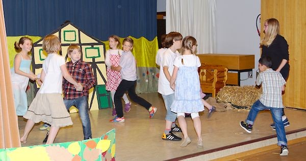 Die Kinder tanzen wie früher.