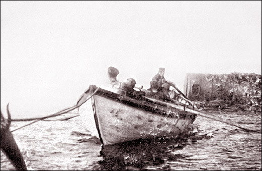 L'équipage de l'Aberdeen transporte à force de bras une chaudière de six tonnes destinée au phare de la Pointe-Sud (Anticosti) vers 1895