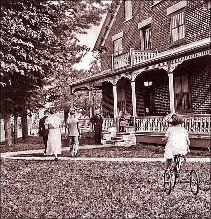 Maman Suzanne (Canac-Marquis) en bicyclette devant la maison d'Adélard (1933)