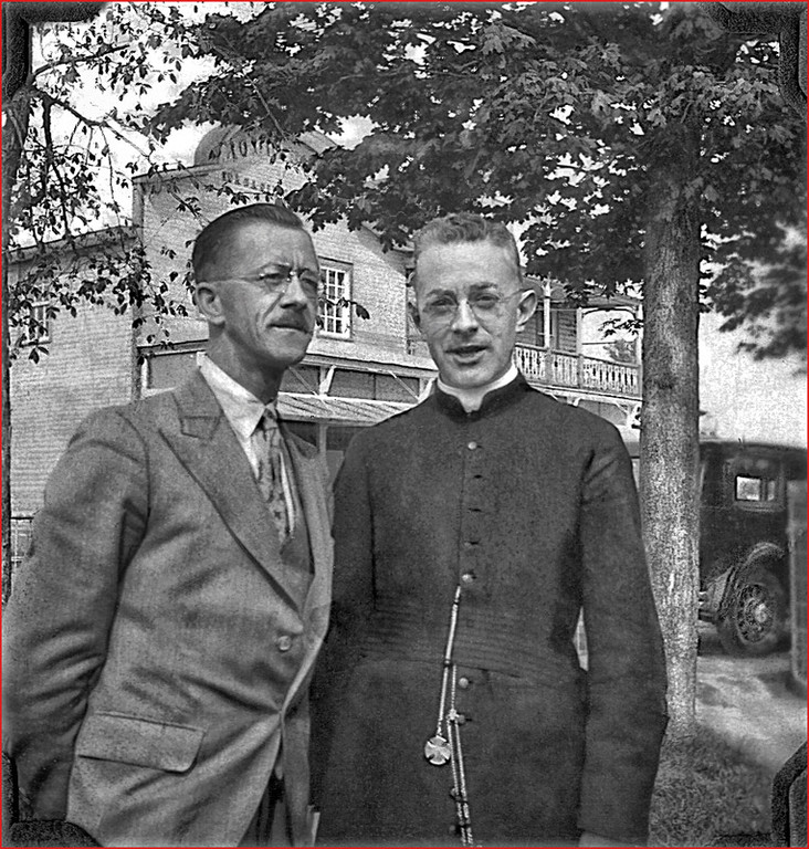 Jules Canac-Marquis et Paul Quesnel devant le magasin à St-André-Avellin