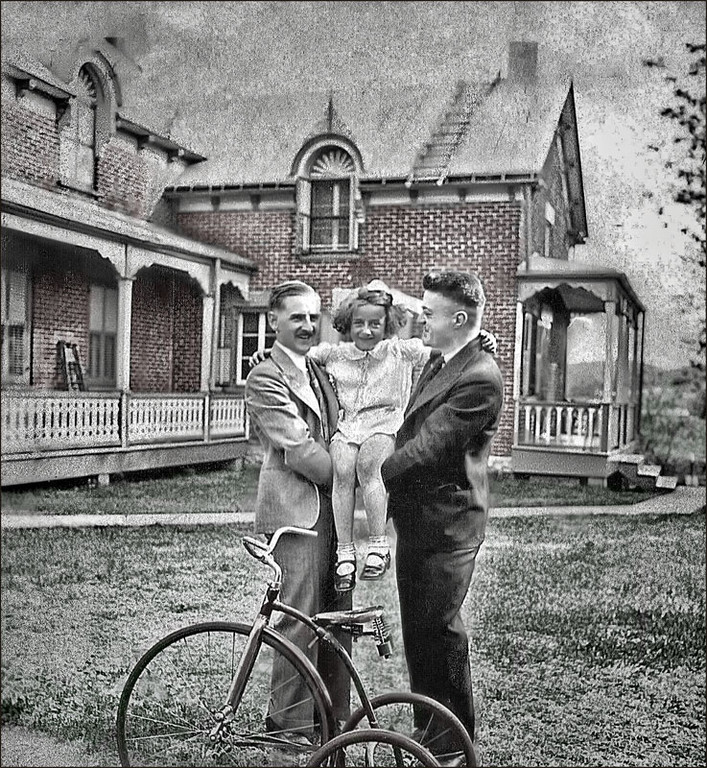 Suzanne Canac-Marquis, Lionel Quesnel devant la maison d'Adélard en 1933