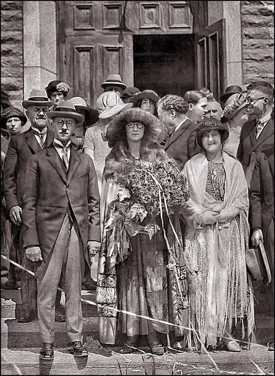 Mariage de Madeleine Quesnel avec Jules Canac-Marquis en 1924. Derrière Jules, on reconnait Frédéric Canac-Marquis, son père. Derrière Madeleine, on remarque Simone et Adélard. À droite de la photo on reconnait Lionel