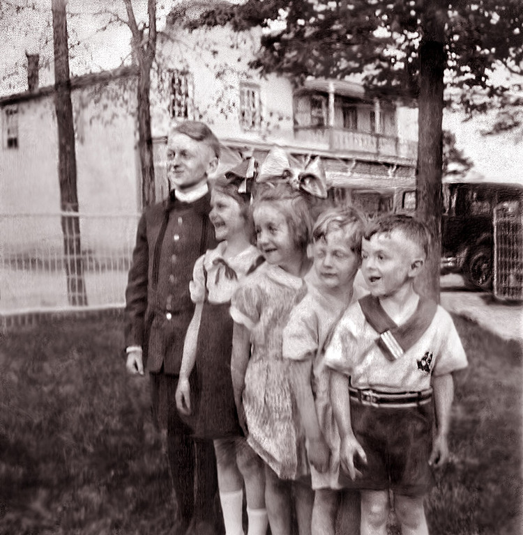 Paul-Émile, Margot, Suzanne Canac-Marquis, Jean-Claude, André devant le magasin général