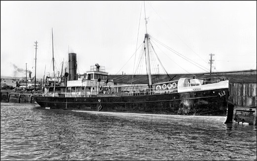 Le Savoy accosté au quai du bassin Louise à Québec face à l'entrepôt d'Anticosti