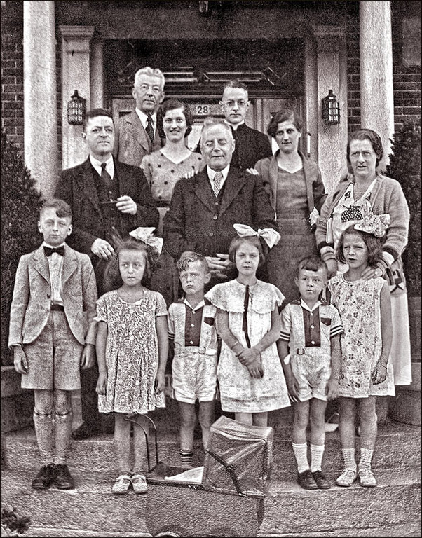 Lionel, (?), Henriette Chevrier, Adélard, Annette Chevrier, Madeleine, Paul-Émile, Suzanne, André, Marguerite, Jean-Claude, Aline. Photo prise devant la maison de Jules Canac-Marquis de la rue Des Braves à Québec