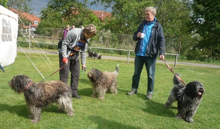 links Martina mit Tobi und Miro, rechts Ingo mit Arjen Oskar