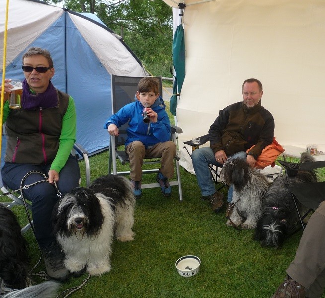 vorn Arthur, hinten links Anna, rechts Caatje