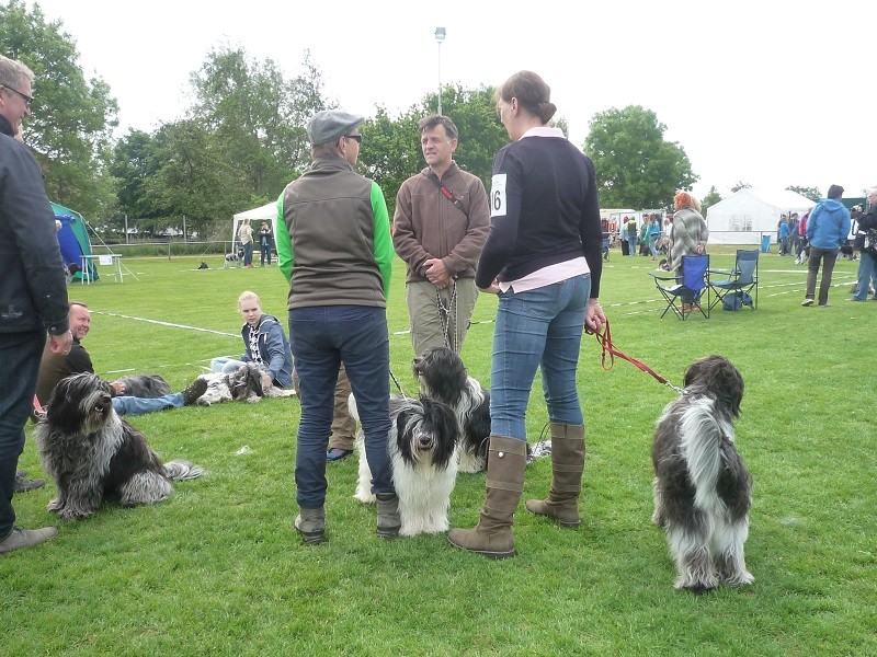 links Oskar, mitte Anja mit Arthur, rechts Hede mit Anton