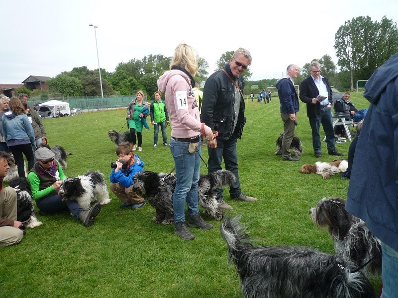 Mitte Ingo und Christa mit Oskar, links Anja mit Arthur, rechts Anna