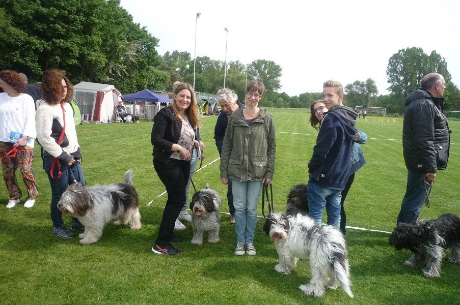 links Anna und ich, mitte Simone mit Antje Bessie, rechts Julius und Louise