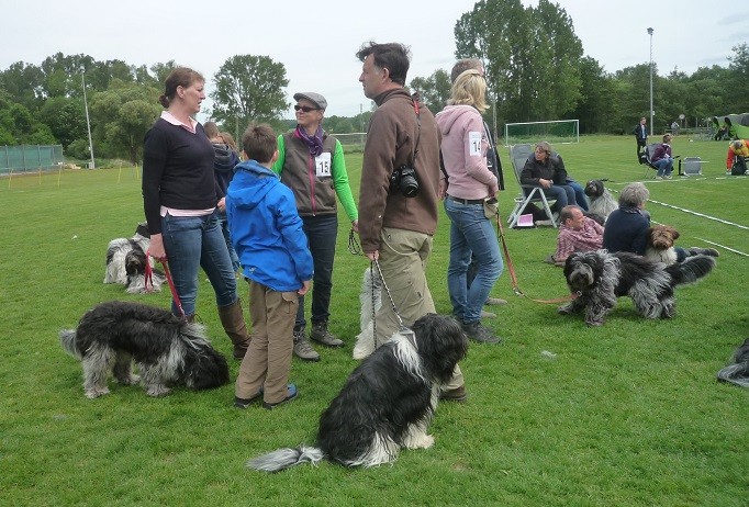 links Hede mit Oskar, mitte Andreas mit Bootsmann, rechts Christa mit Arjen Oskar