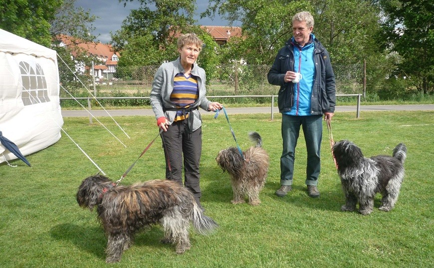 links Martina mit Tobi und Miro, rechts Ingo mit Arjen Oskar