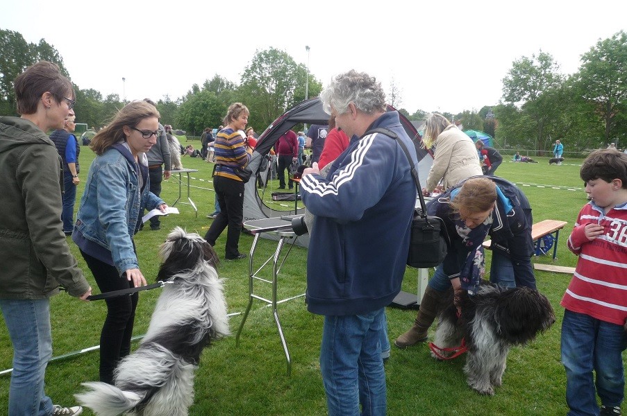 links Simone mit Antje Bessie, rechts Hede mit Anton