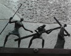 V Estación, El cirineo ayuda a Jesús a llevar la Cruz