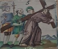 V Estación, El cirineo ayuda a Jesús a llevar la Cruz