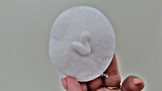 Texture crema latte detergente Garnier Bio Active su dischetto di cotone