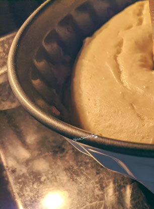 Impasto ciambellone ricotta e limone versato dentro lo stampo e infornato a 180° nel forno preriscaldato