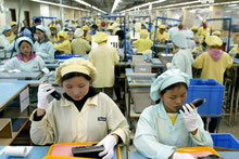 lavoratori giapponesi fabbrica