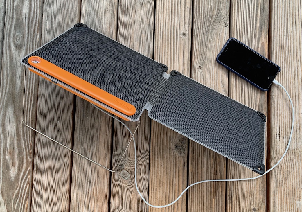 Solarpanel 10+ mit angeschlossenem Smartphone