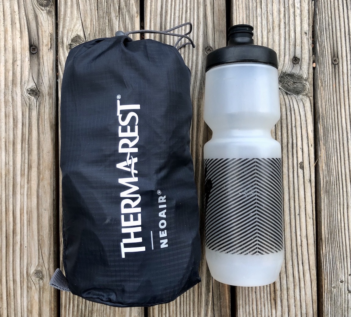 Größenvergleich der NEOAIR XLITE NXT, Größe Reg. mit einer 0,75 l Trinkflasche