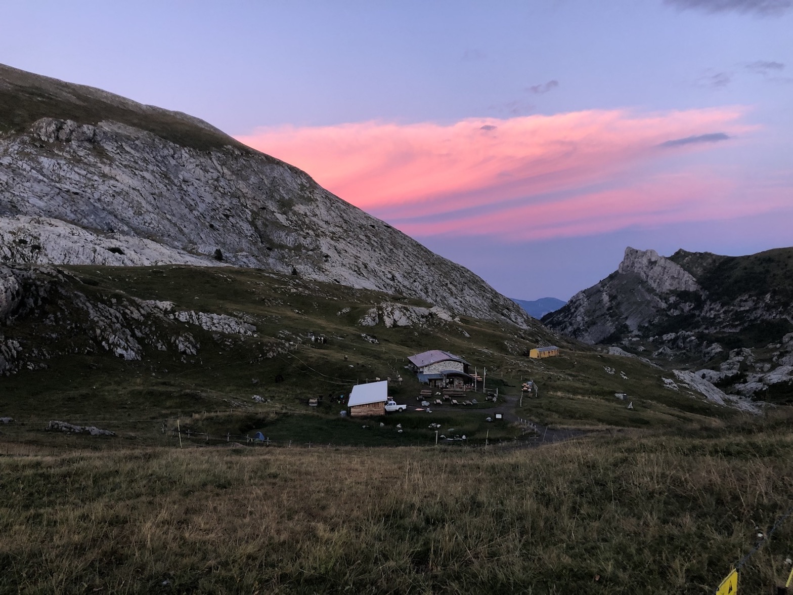 Rifugio Don Barbera im letzten Tageslicht