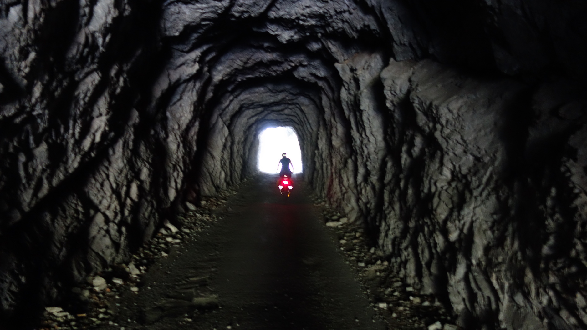 Felstunnel auf dem Weg nach Elva