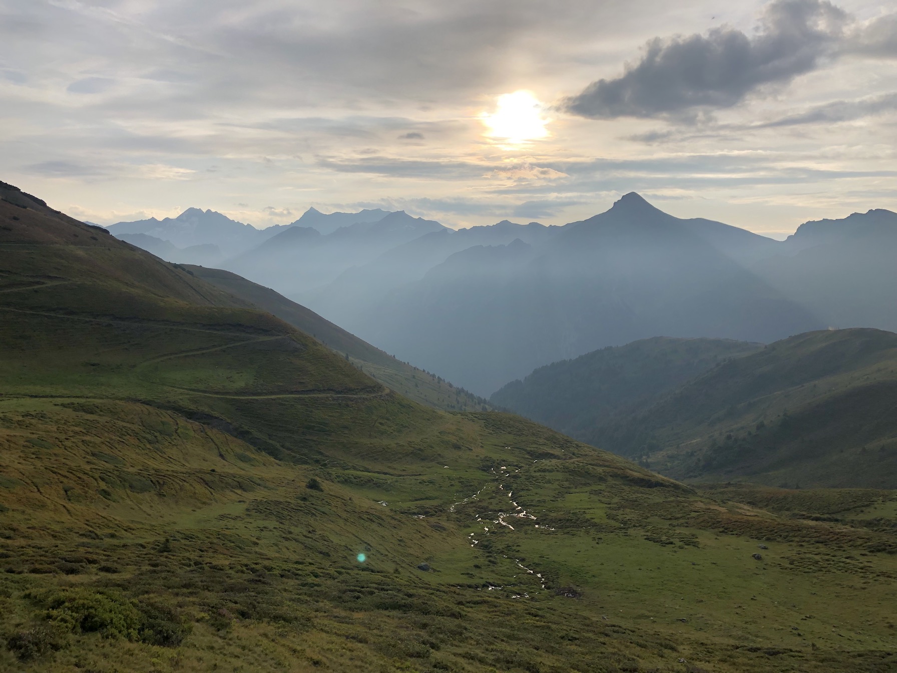 Sonnenaufgang über der Brenner Grenzkammstraße