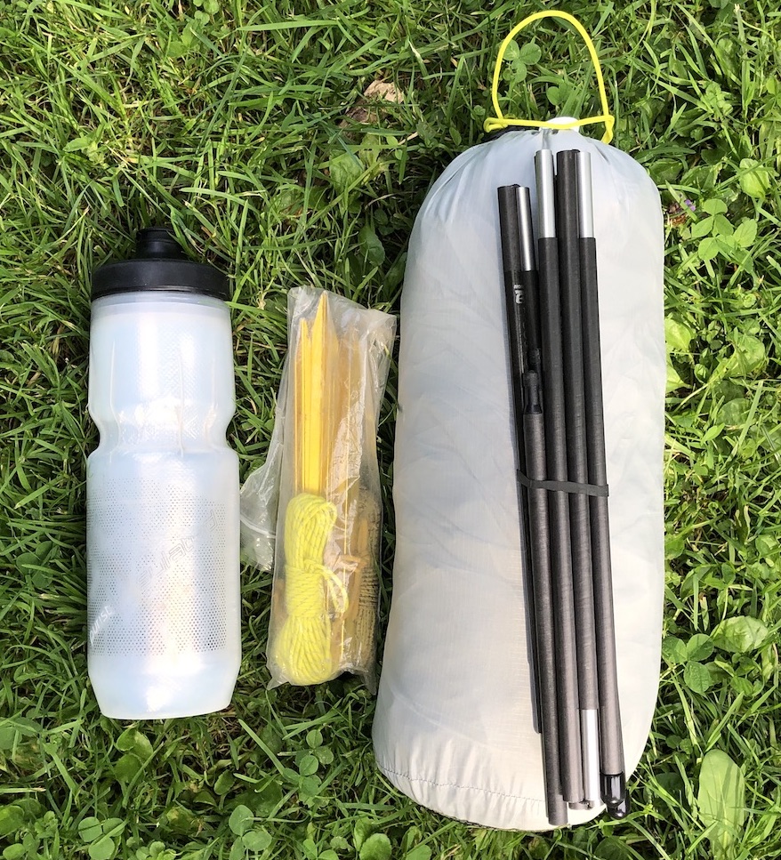 Packmaß des Haven mit Gestänge und Heringen im Vergleich mit einer 0,75 l Trinkflasche