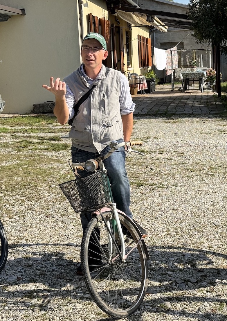 Andrea Favaro führt uns über das Gelände